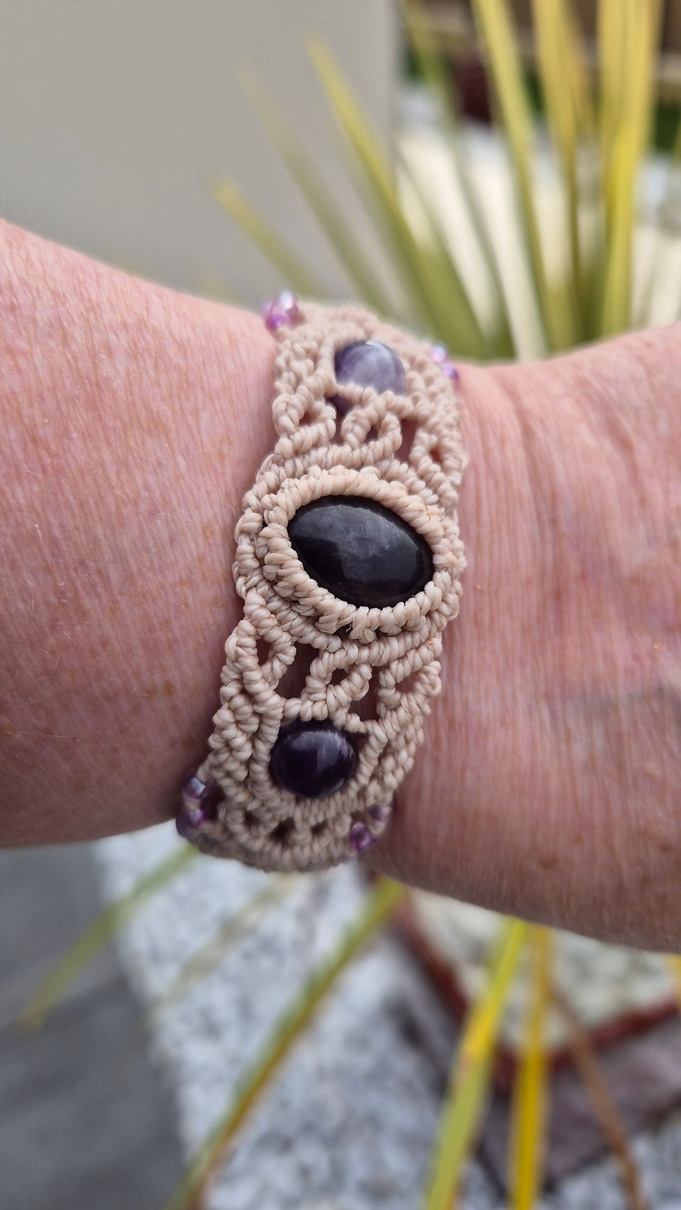 Miniature : Création du Bracelet énergétique micro macramé et améthyste  par Carole Franceschetto, Magnétiseuse à Rouen & alentours