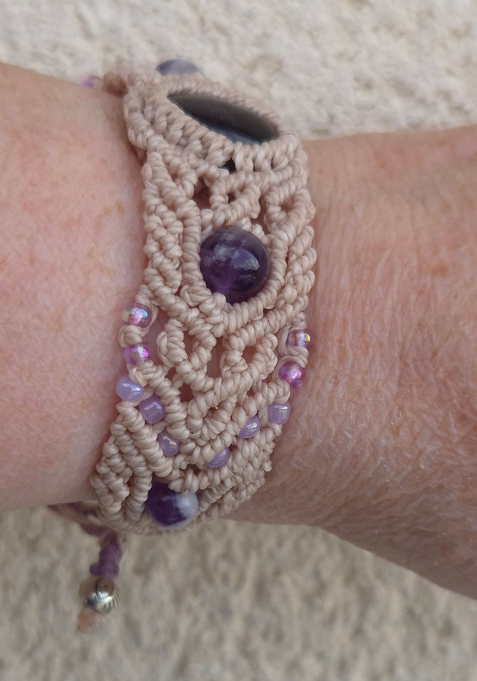 Miniature : Bracelet énergétique micro macramé et améthyste porté par Carole Franceschetto, Magnétiseuse à Rouen & alentours