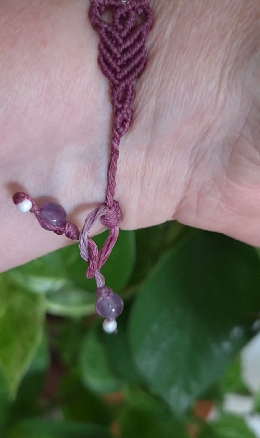 Miniature : Vue poignet : bracelet violet en améthyste et pierre de lune, style bohème spirituel.