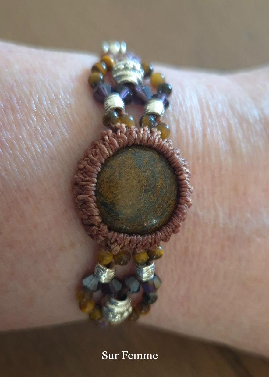 Talisman en macramé avec pierre Bronzite & Oeil du tigre, unisexe, posé sur poignet d'homme