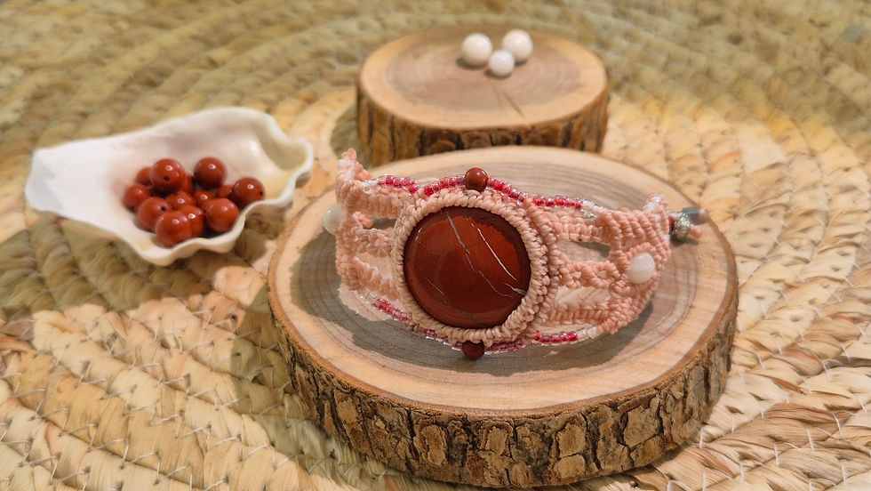 Miniature : Talisman sacré micro macramé & Jaspe rouge, pour l'endurance. Tissé & magnétisé par Carole Franceschetto, magnétiseuse