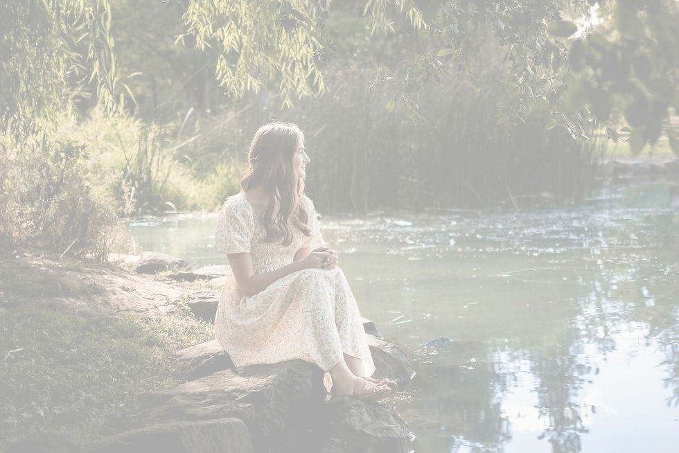 Une femme au bord de l'eau, pensive