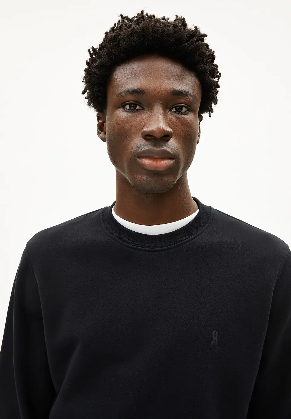 Miniaturbild: Sweater BAARO LOOP BLACK von ARMEDANGELS aus 100% Bio-Baumwolle