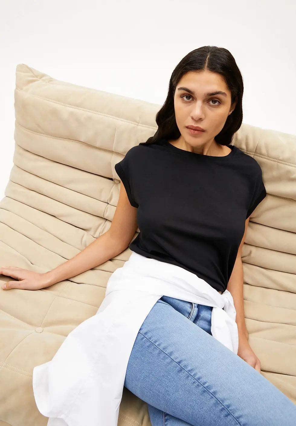 Miniaturbild: T-Shirt JILAANA BLACK von ARMEDANGELS aus TENCEL und BIO-BAUMWOLLE