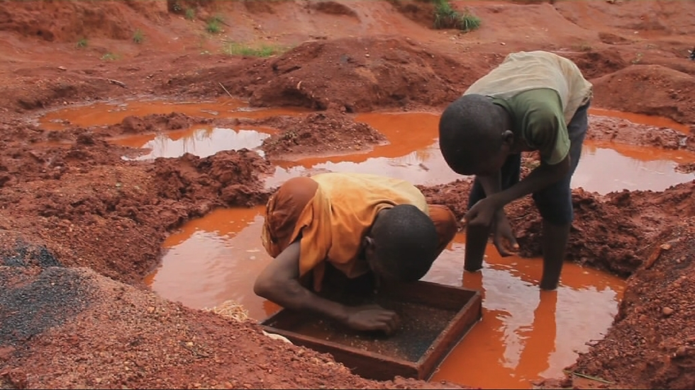 two children sifting diamond at a diamond mine