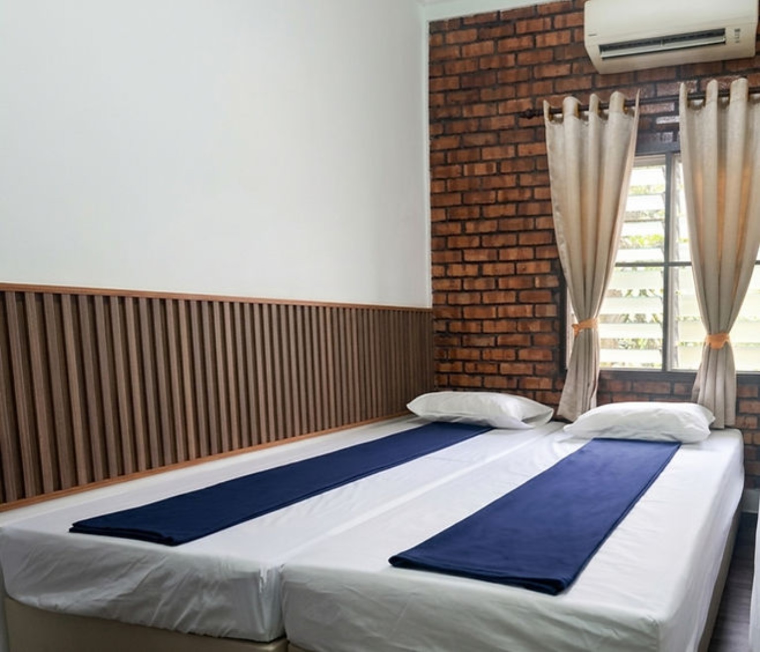 Potai Farmstay Main Villa twin bed room interior