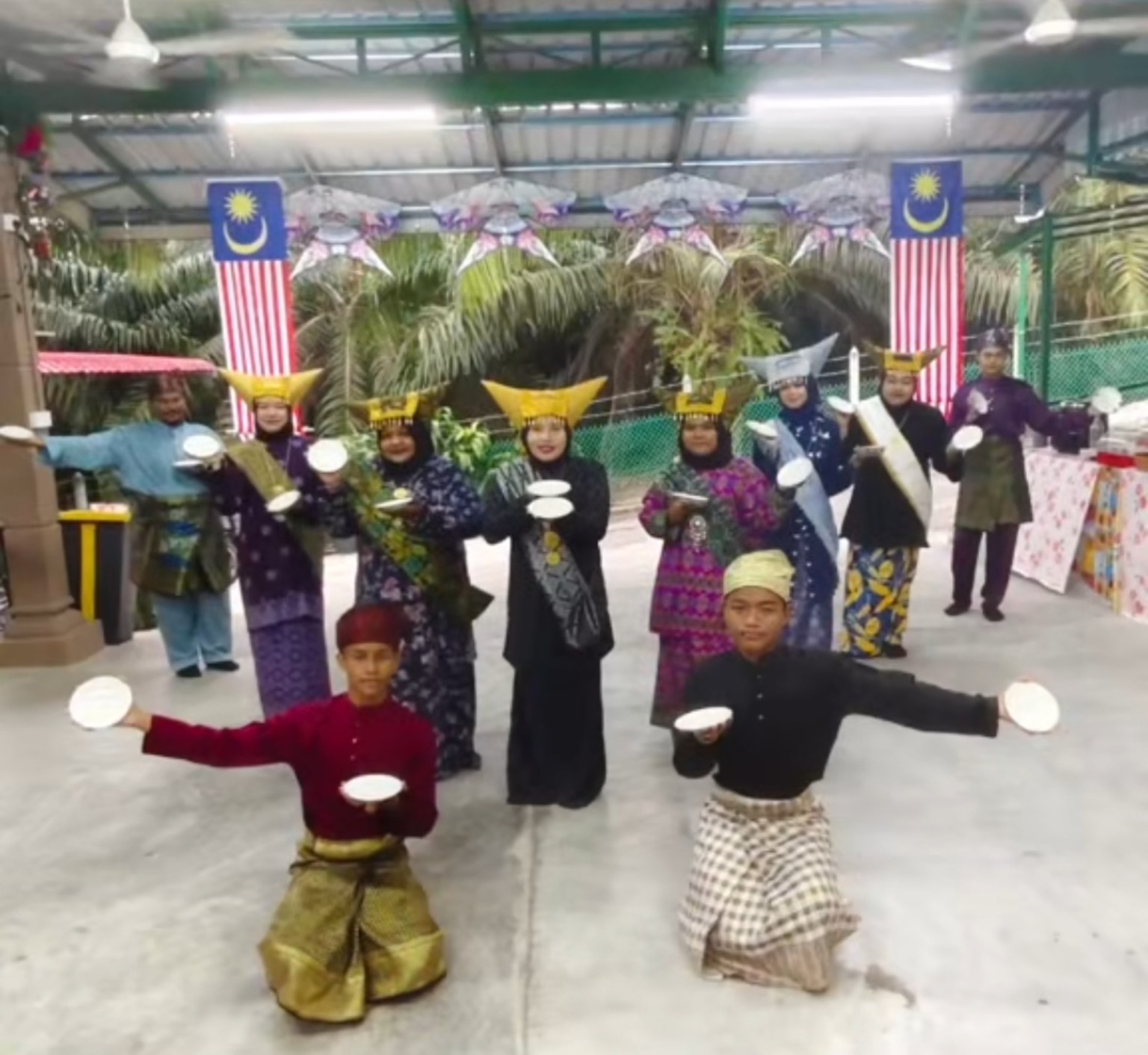 Tarian Piring cultural performance for tourists at Potai Farmstay