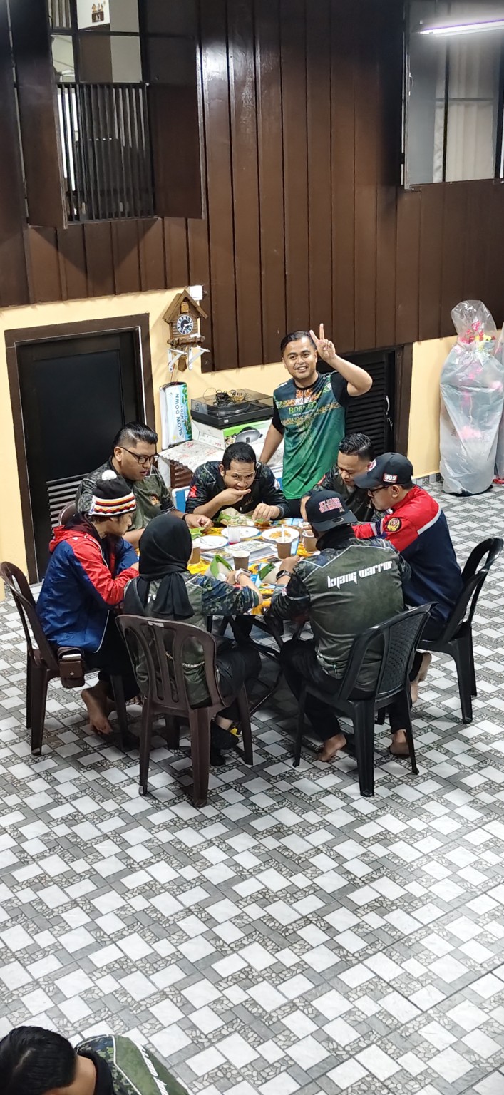 Kijang Warrior Kelantan group dining in Potai Farmstay Main Villa FELDA Bukit Rokan