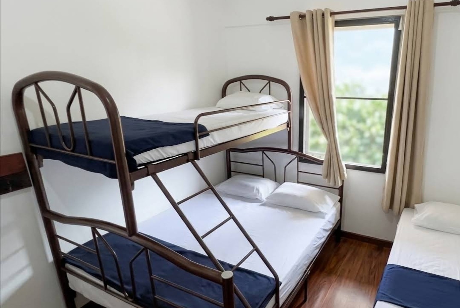 Potai Farmstay Main Villa room mixed bed layout