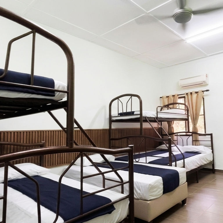 Room 4 (with bathroom) — Deluxe Family Room