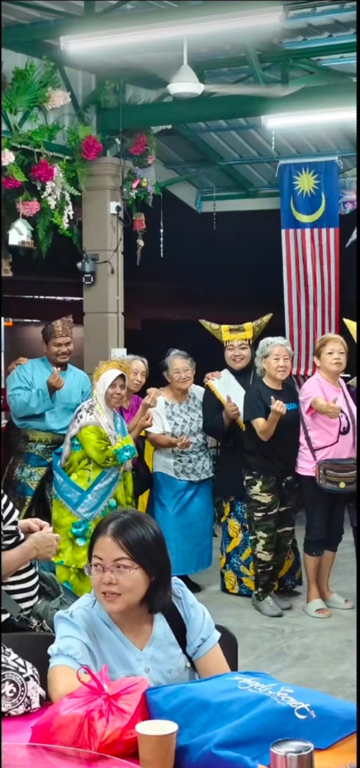 Tourists enjoying Tarian Piring cultural activity at Potai Farmstay
