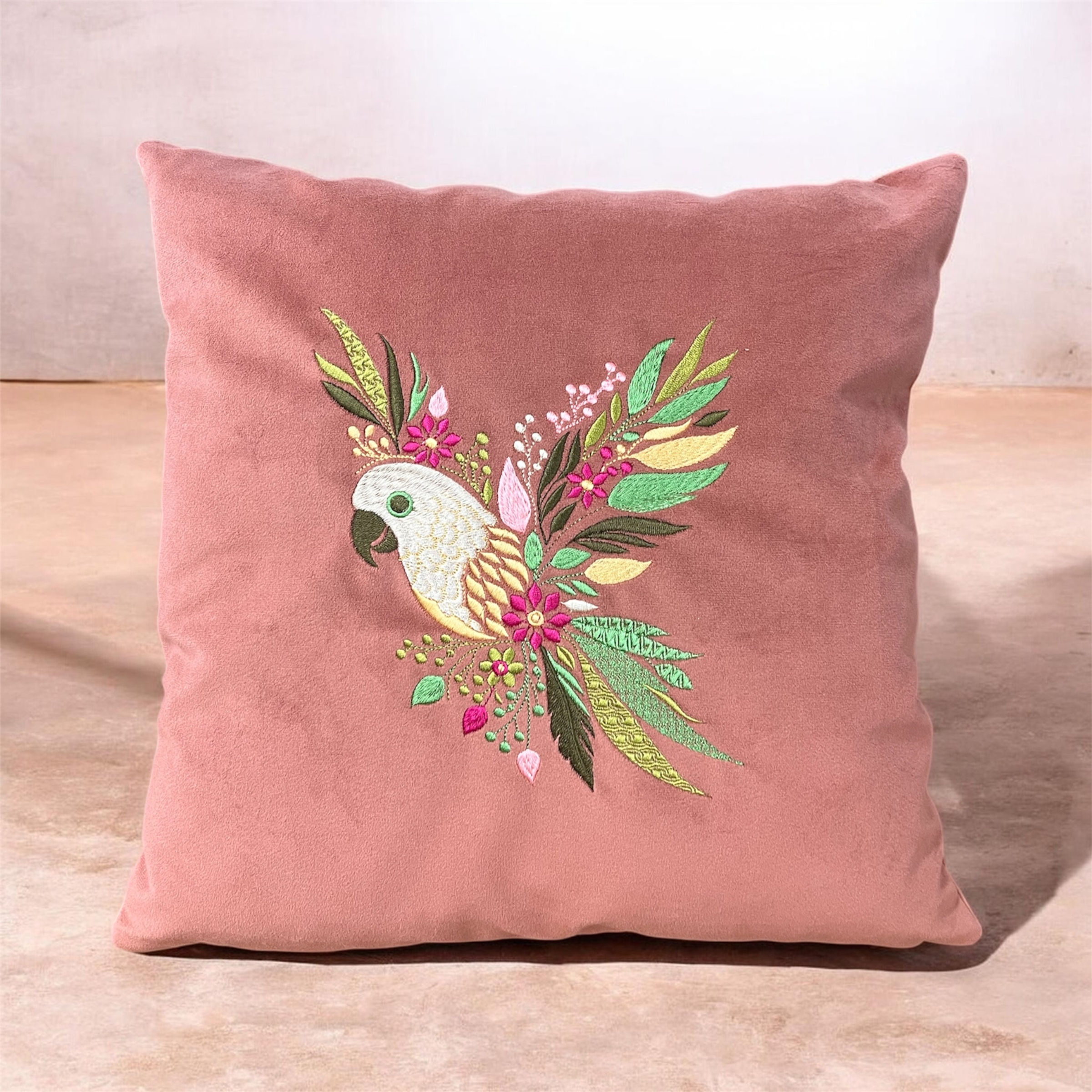 Coussin brodé "perroquet fleuri"