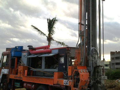 Sonda perfurando um poço artesiano em terreno rural para abastecer sítio pequeno