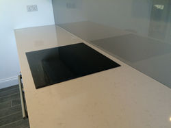 Marble look quartz kitchen wokrtop in N1 London and glass splashback(1)