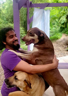 Naldo abrazando a dos de los perros de la finca