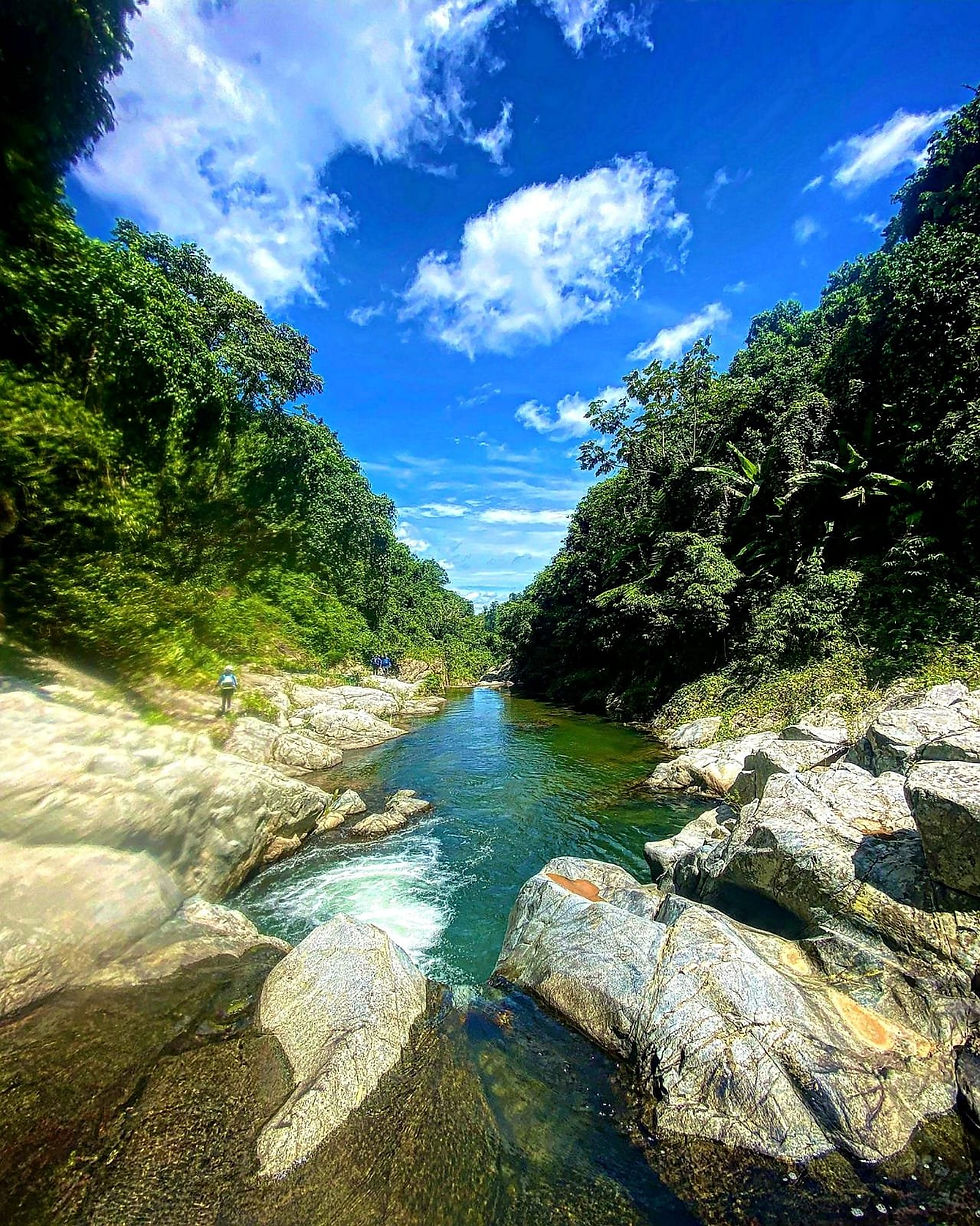 Río bajo el cielo azul
