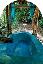 La bañera de tierra bajo un techo de bambú