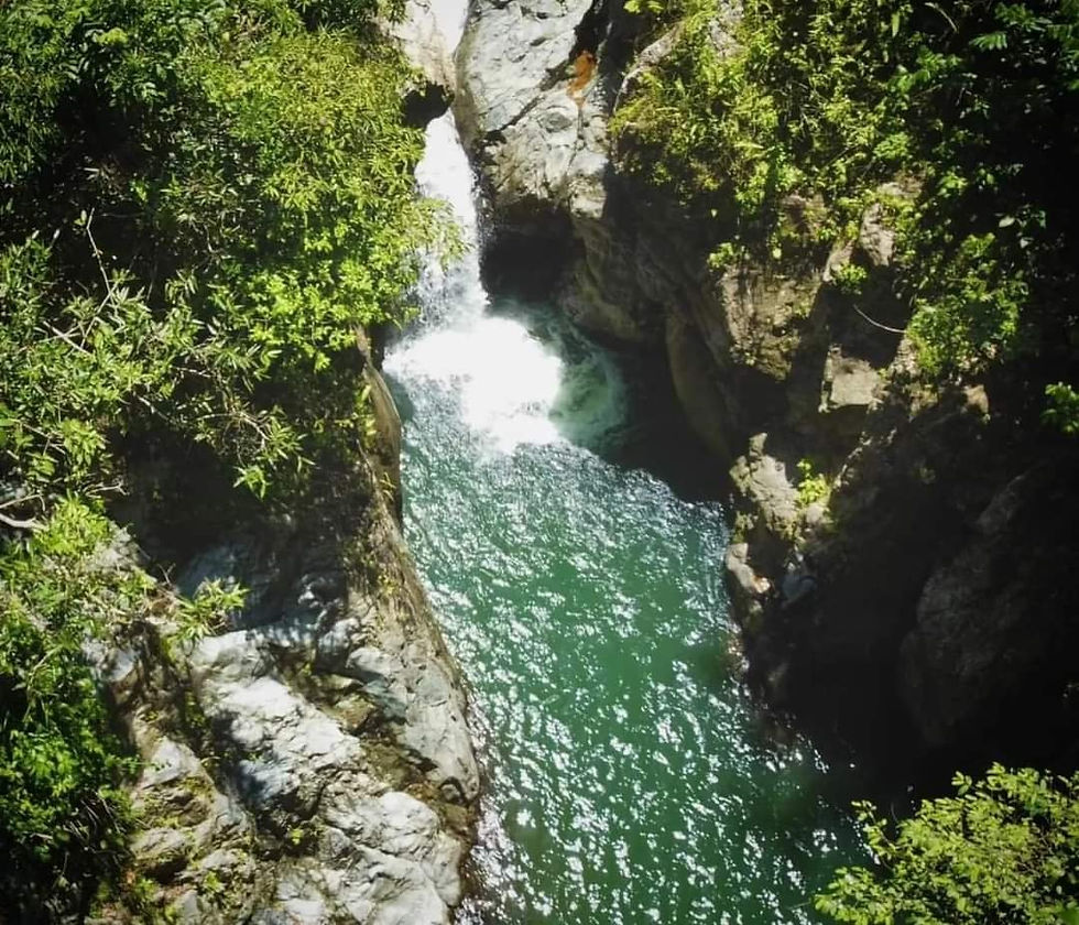 Cascada entre rocas