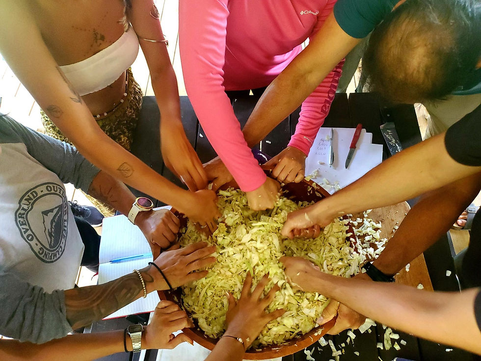 Manos en un taller de cocina