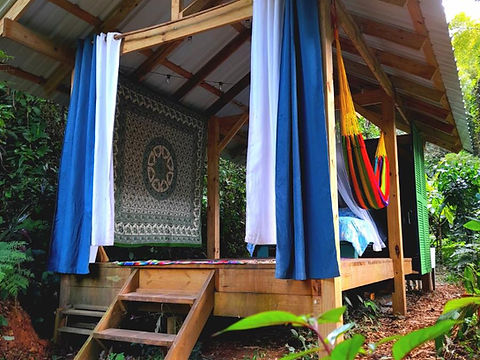 El Bohío de Glamping con cortinas azules entre árboles
