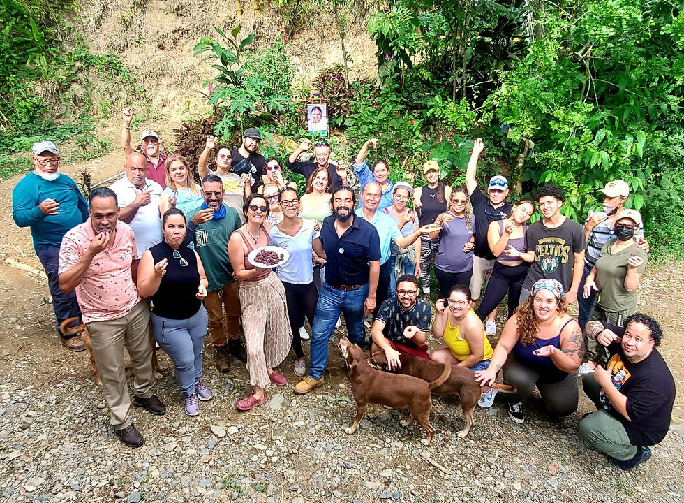 Comunidad reunida en la finca