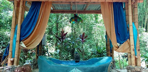 La bañera de tierra con cortinas azules
