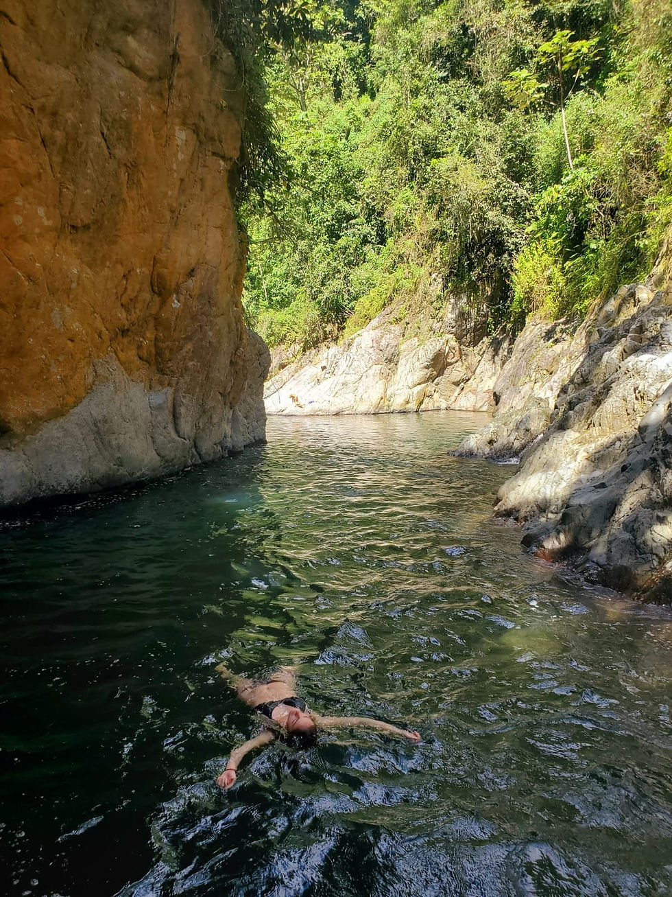 Charca entre paredes de roca