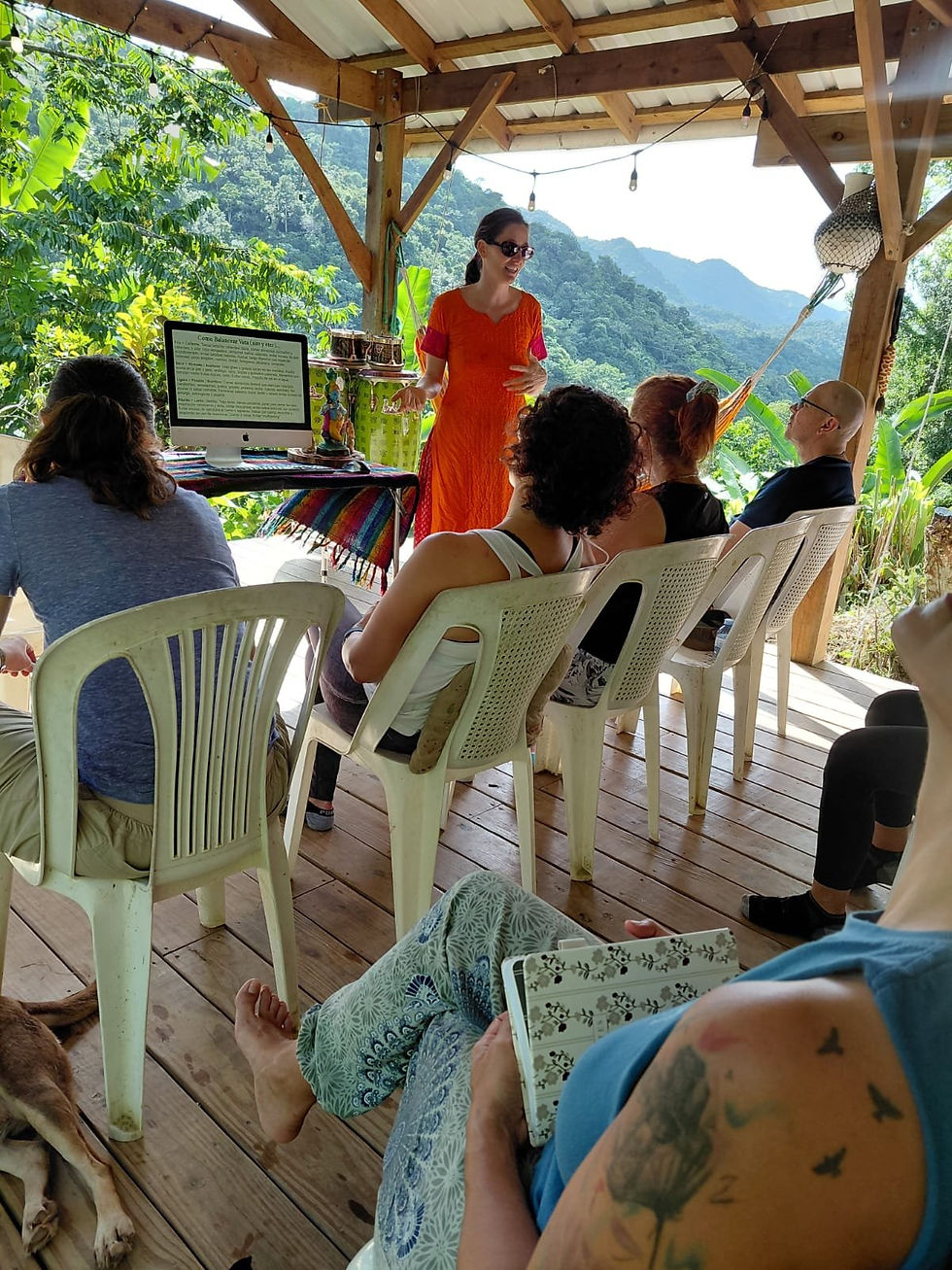 Charla con vista a las montañas