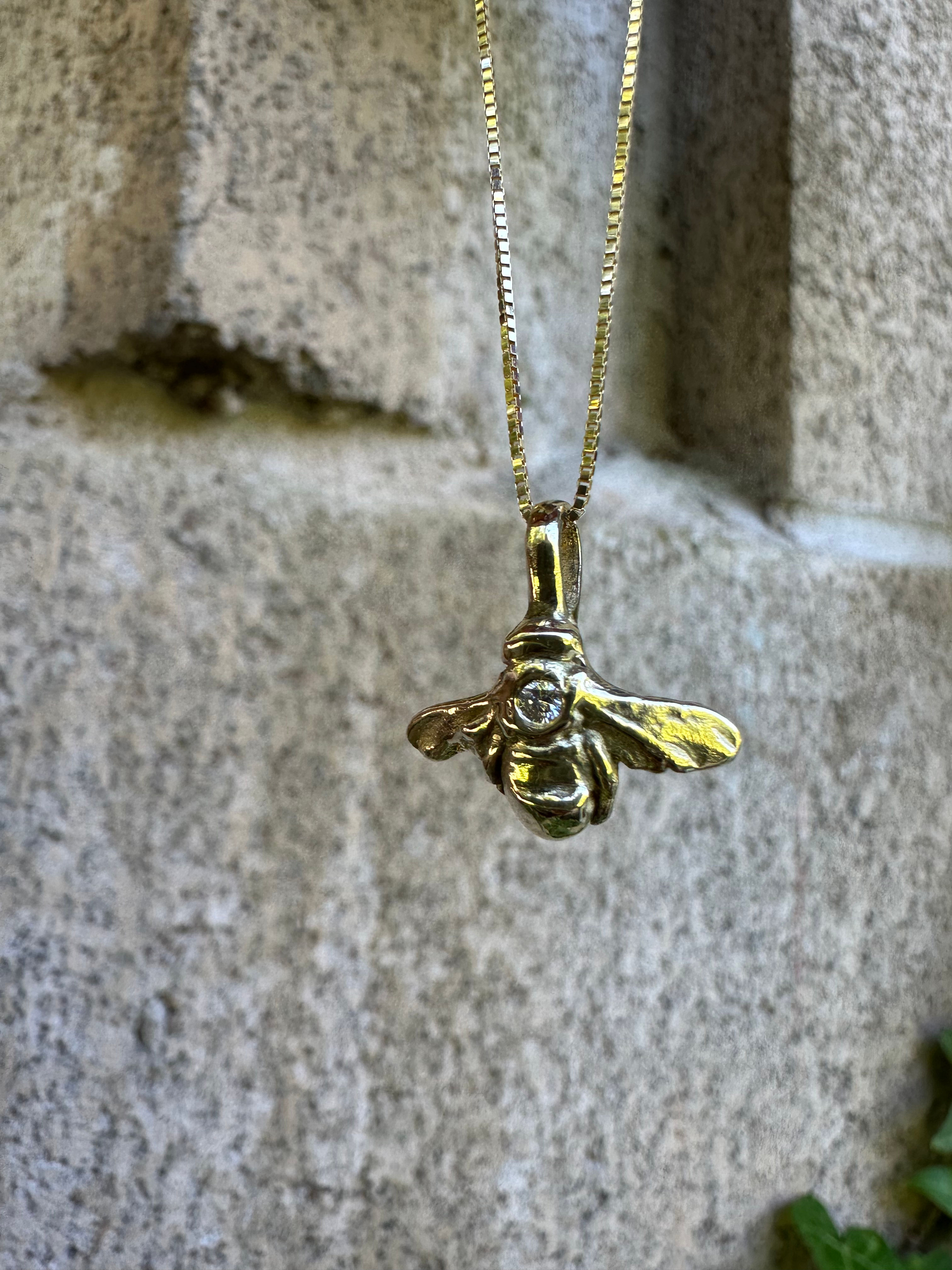 18k Honeybee Necklace w/ vs diamond