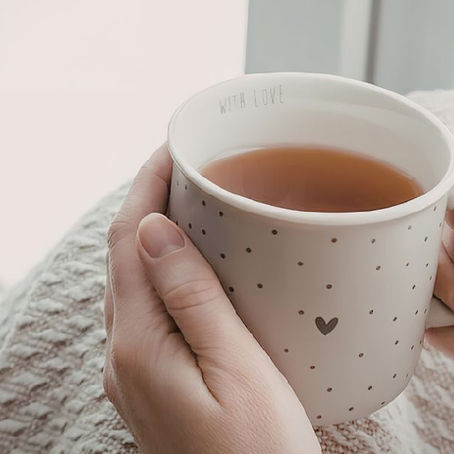 vrouw die rust neemt en haar lichaam begrijpt bij endometriose