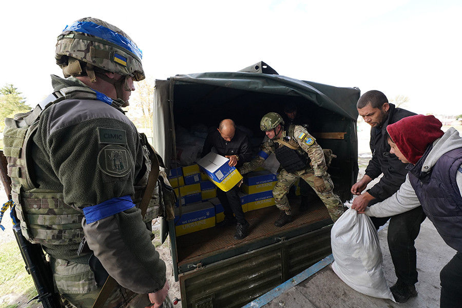 Ukraine CIMIC troops deliver food and clothing
