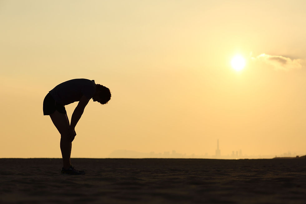 Silhouette eines erschöpften Athleten im Sonnenuntergang – Praxisbeispiel für Sportmentaltraining und mentale Blockaden