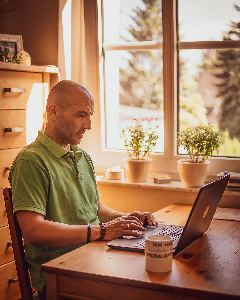Systemischer Coach IIlias Moschos am Laptop während einer Online-Coaching-Sitzung in Krefeld