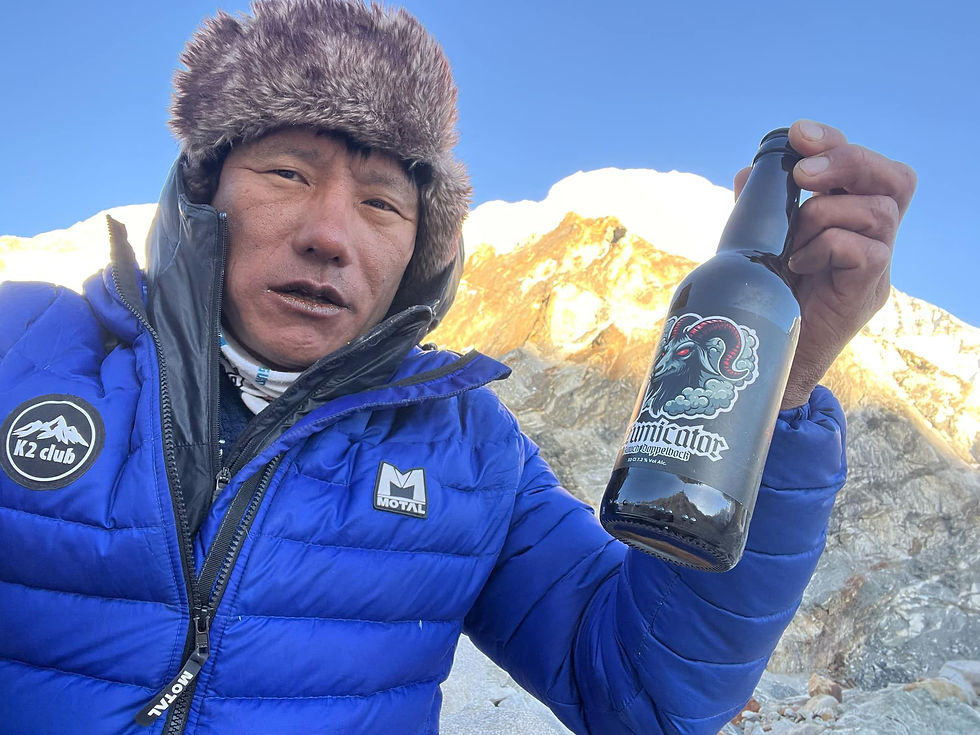 Sanu Sherpa con l'affumicartos sul Monte Makalu