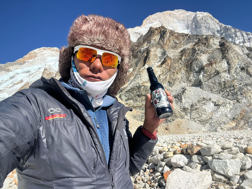 Sanu Sherpa con l'affumicartos sul Monte Makalu