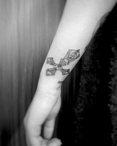 Cross-Black-and-White-Tattoos