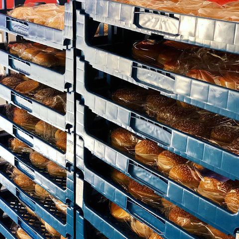 Pães frescos em prateleiras na FunBurgers