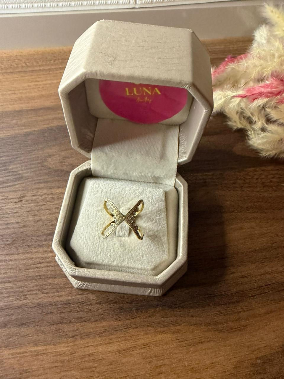 Une bague croisée