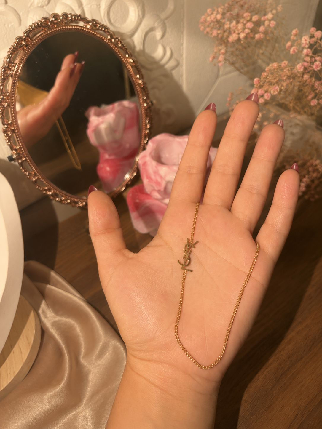 Un collier délicat au motif YSL