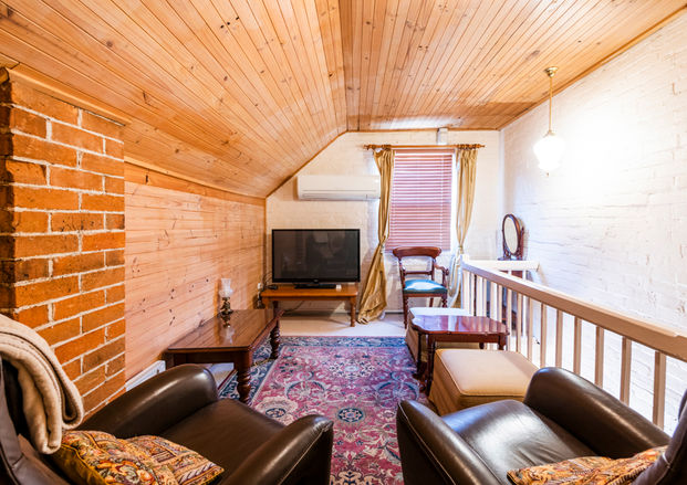32 Villiers St - Upstairs lounge