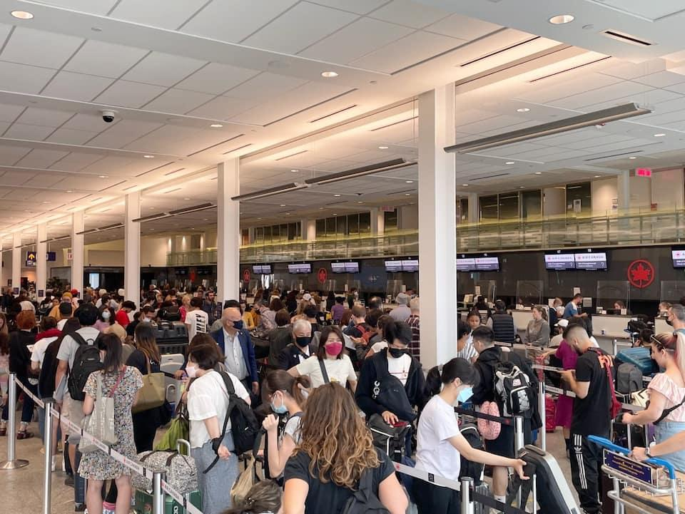 voyageurs au comptoir d'enregistrement d'air canada à montreal trudeau aeroport.