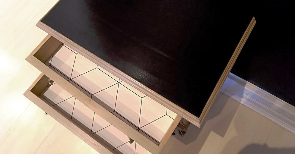 Dispone de dos cajones que se han forrado con papel geométrico de alta calidad.