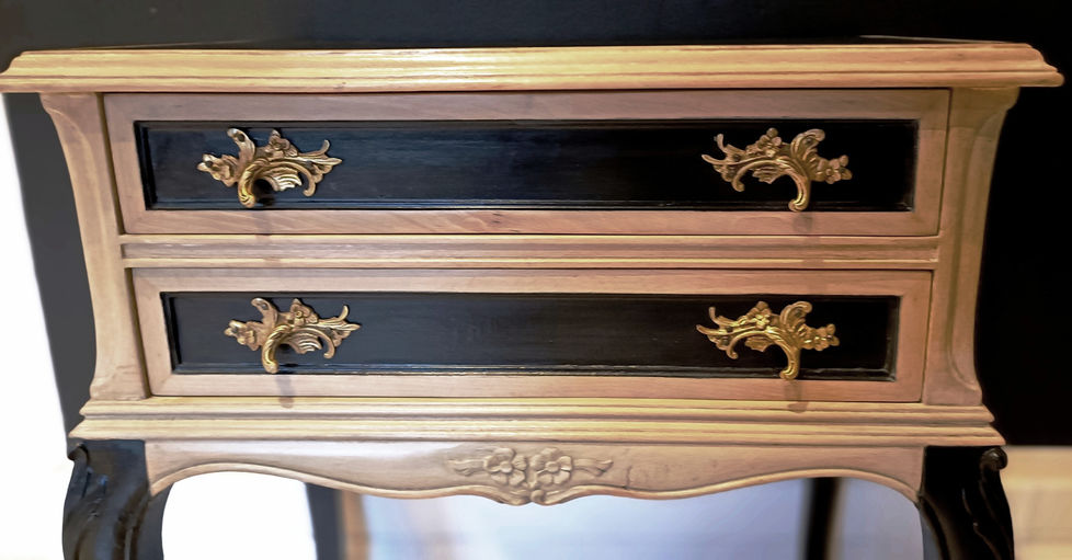 Dispone de dos cajones que se han forrado con papel geométrico de alta calidad.