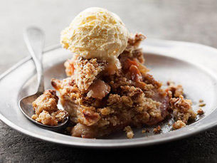 Helado de vainilla con manzana y crujiente de sésamo