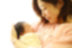 赤ちゃんを抱くお母さん