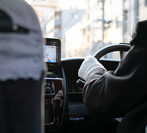 男性タクシードライバー