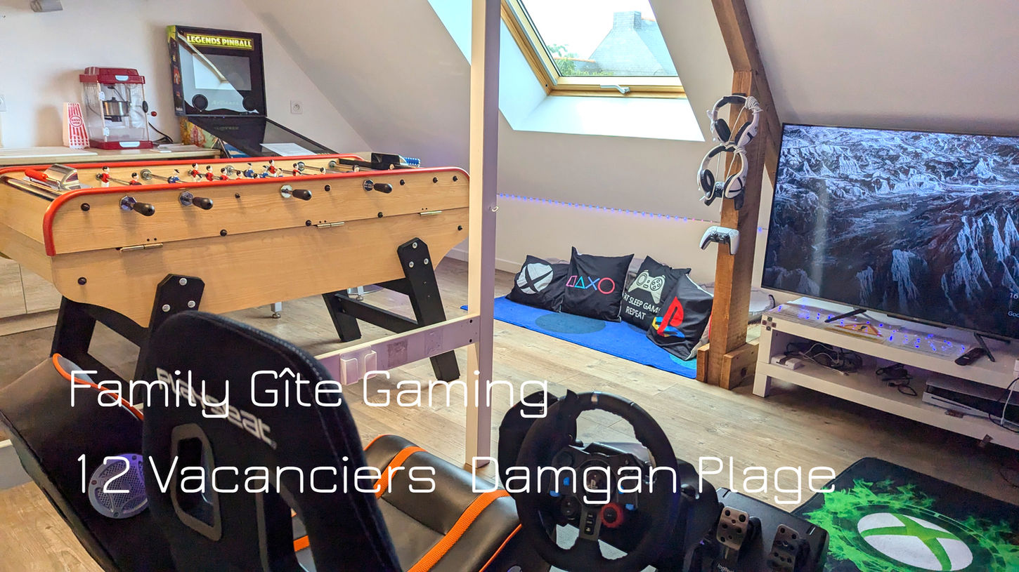 ici le simulateur de pilotage, la console Ps5, le baby foot et le flipper du Familiy Gite Gaming