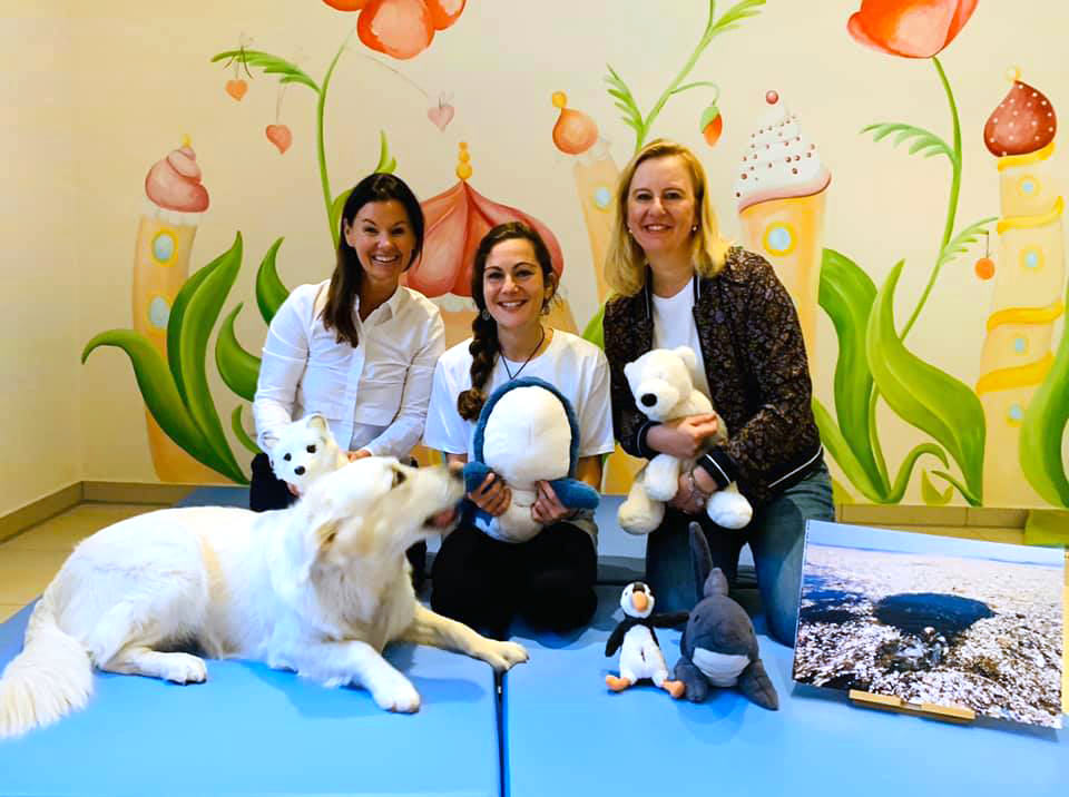 v.l.: Angela Fedlmeier, Silke Heiser (Polli und das Plastik) und Doris Greinert mit Therapiehund Sunny