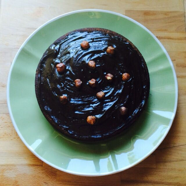 Bolo de chocolate e courgette com avelãs