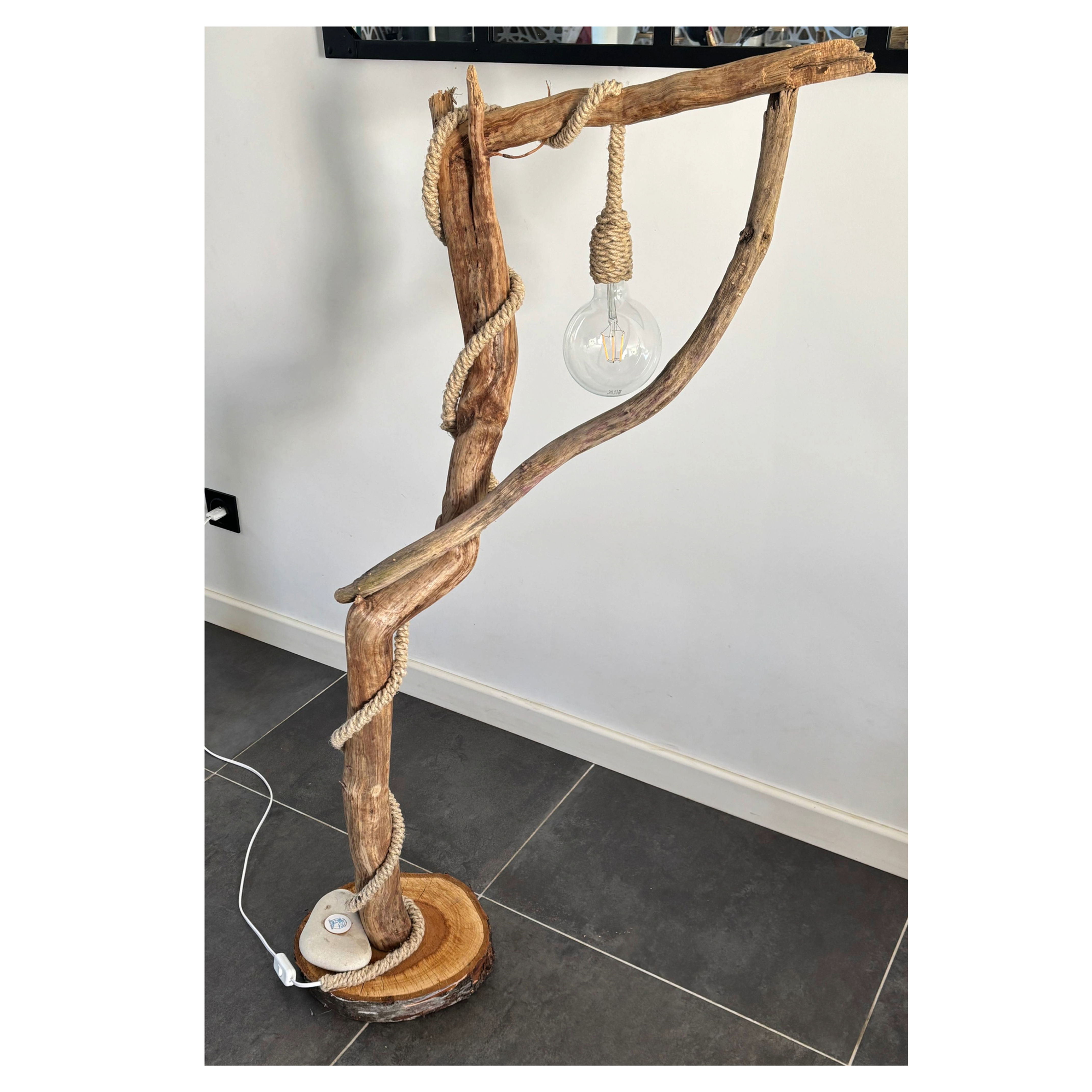 Grande lampe en bois flotté artisanale